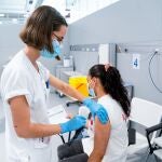 Una enfermera vacuna a una mujer en el Hospital público de emergencias Enfermera Isabel Zendal, a 28 de junio de 2021, en Madrid, (España). A partir de hoy este hospital va a comenzar a vacunar contra el Covid-19, 24 horas al día, a través del sistema de autocitación. En el recinto se pondrán en torno a 150.000 vacunas a la semana de manera ininterrumpida. 28 JUNIO 2021;MADRID;ZENDAL;VACUNA;COVID-19;PANDEMIA;AUTOCITACIÓN A. Pérez Meca / Europa Press 28/06/2021