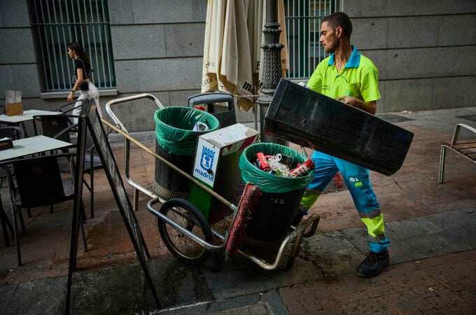 Barrenderos limpiando por las calles de Madrid el día después que un compañero de profesión falleciese trabajando por la ola de calor que estamos sufriendo estos últimos días en la capital.