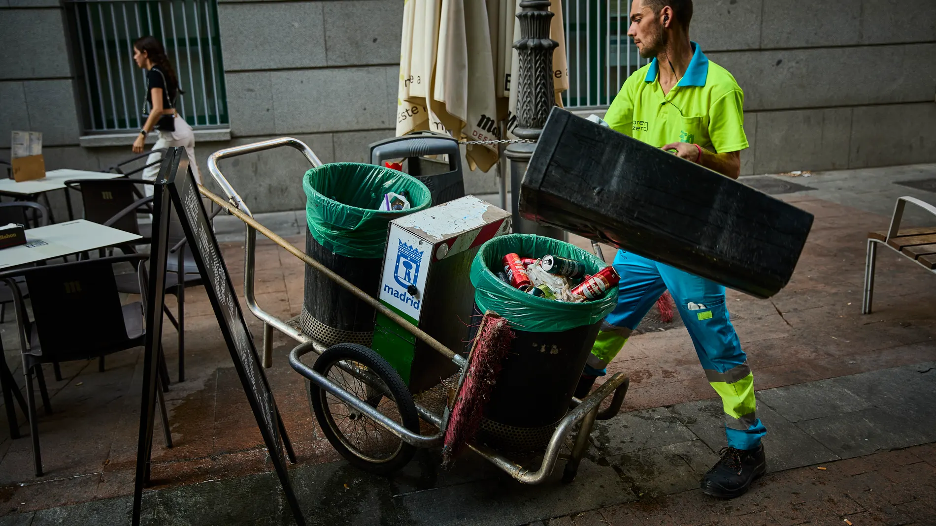 Barrenderos limpiando por las calles de Madrid el día después que un compañero de profesión falleciese trabajando por la ola de calor que estamos sufriendo estos últimos días en la capital.