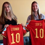 BRENTFORD (LONDRES), 16/07/2022.- La princesa Leonor (i) y la infanta Sofía con las camisetas que han recibido a su llegada hoy sábado al encuentro de la fase de grupos de la Eurocopa femenina que disputan España y Dinamarca en el Brentford Commnunity Stadium. EFE/RFEF SÓLO USO EDITORIAL / SÓLO DISPONIBLE PARA ILUSTRAR LA NOTICIA QUE ACOMPAÑA (CRÉDITO OBLIGATORIO)