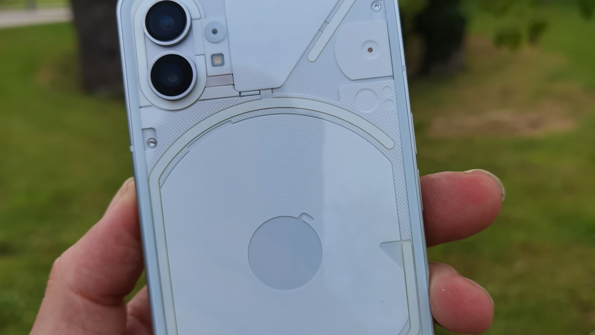El diseño es con propósito en este teléfono de Nothing.