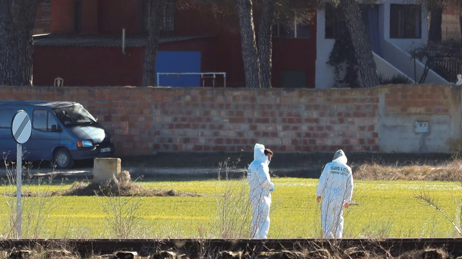 GRAF2167. VALLADOLID, 05/02/2022.- Efectivos de la Guardia Civil controlan el acceso a la zona donde este sábado se ha encontrado un cuerpo que podría corresponder a la joven Esther López, de 35 años, desaparecida hace veinticinco días en Traspinedo (Valladolid). EFE/R. García