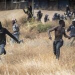 Un grupo de migrantes intenta entrar en Melilla