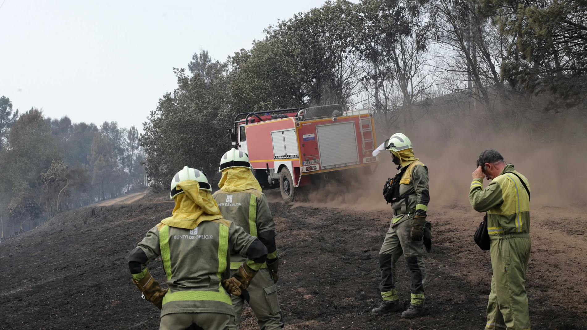 Imagen de archivo de las labores de extinción de un incendio forestal en Galicia.
