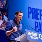 El presidente de la Junta de Andalucía y del PP-A, Juanma Moreno, en la clausura del congreso del PP de Extremadura. PP DE EXTREMADURA