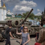 Ucranianos pasean en Kyiv frente a los tanques rusos destruidos por las fuerzas regulares en el campo de batalla