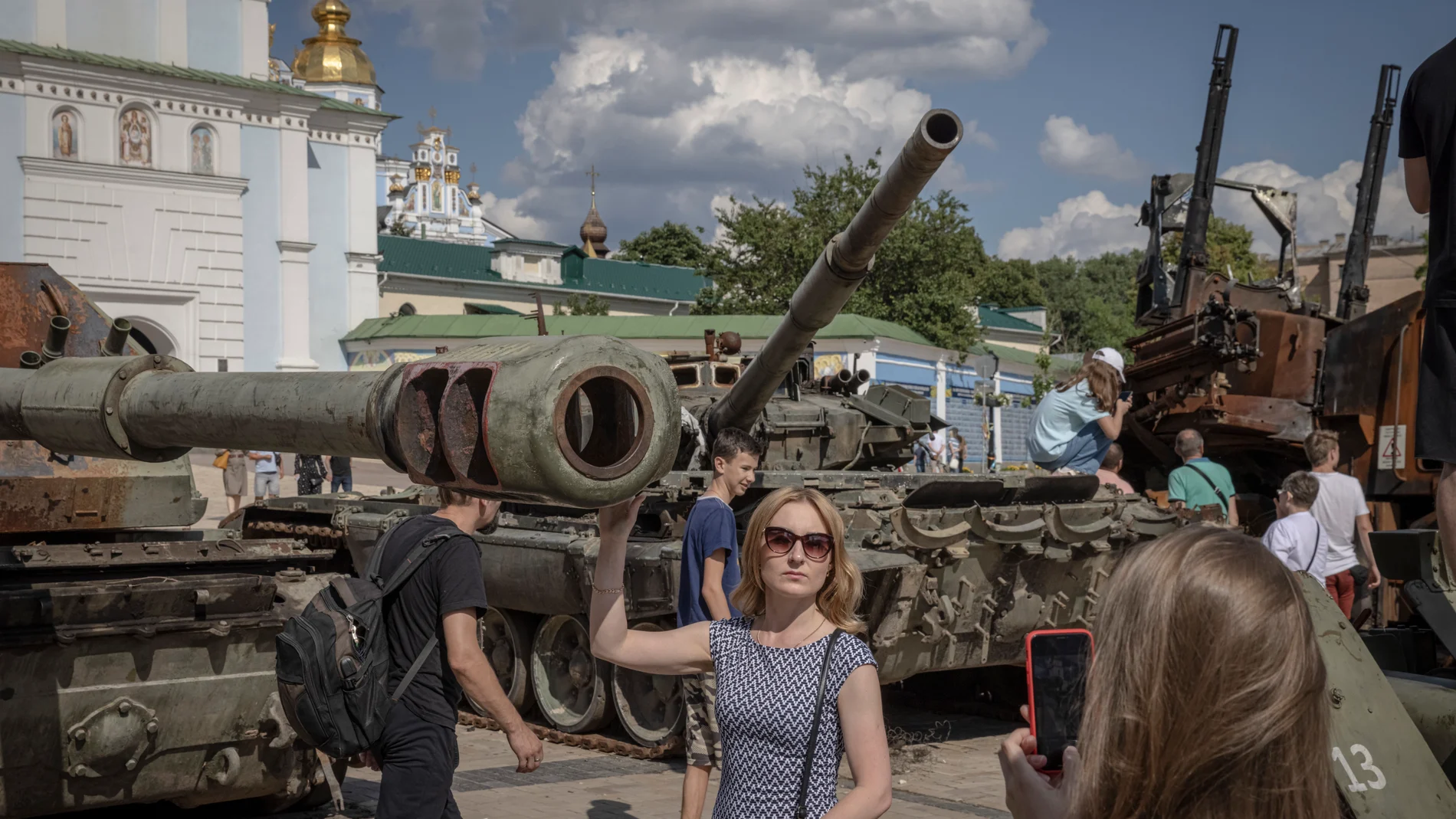 Ucranianos pasean en Kyiv frente a los tanques rusos destruidos por las fuerzas regulares en el campo de batalla