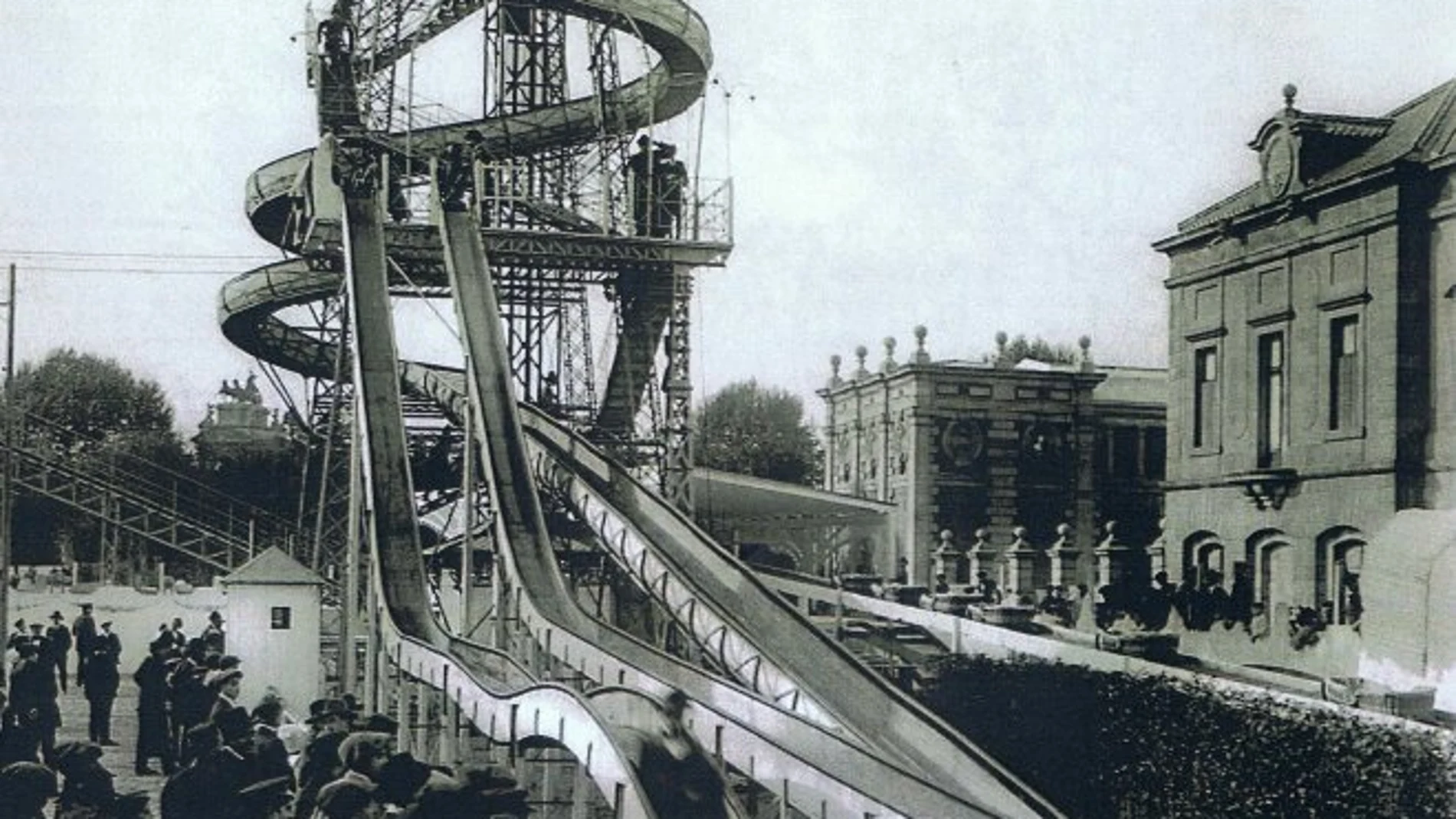 Una imagen del desaparecido parque de atracciones de la Ciutadella