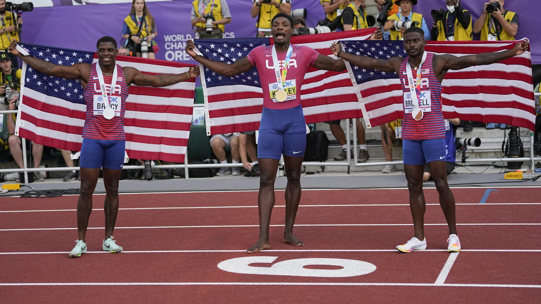 Fred Kerley (en el centro) será una de las estrellas del Grand Slam Track