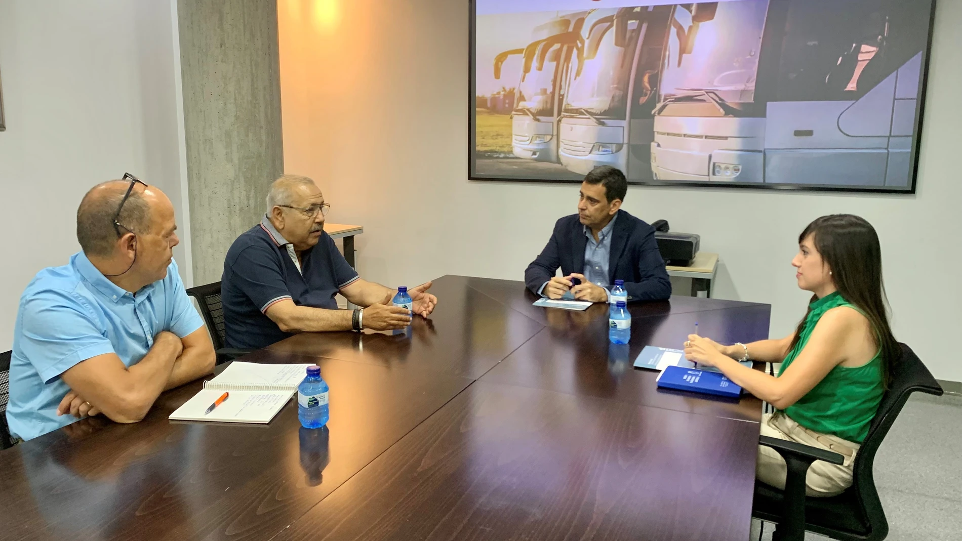 Antonio Torres; Juan Jesús Martínez; José Ramón Díez de Revenga, y Marina Munuera, durante la reunión mantenida hoy en la sede de la Consejería.