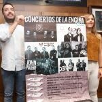 La concejala de Fiestas y Juventud del Ayuntamiento de Ponferrada, Lorena Valle, y el representante de Tomate Producciones, presentan los conciertos para las fiestas de La Encina