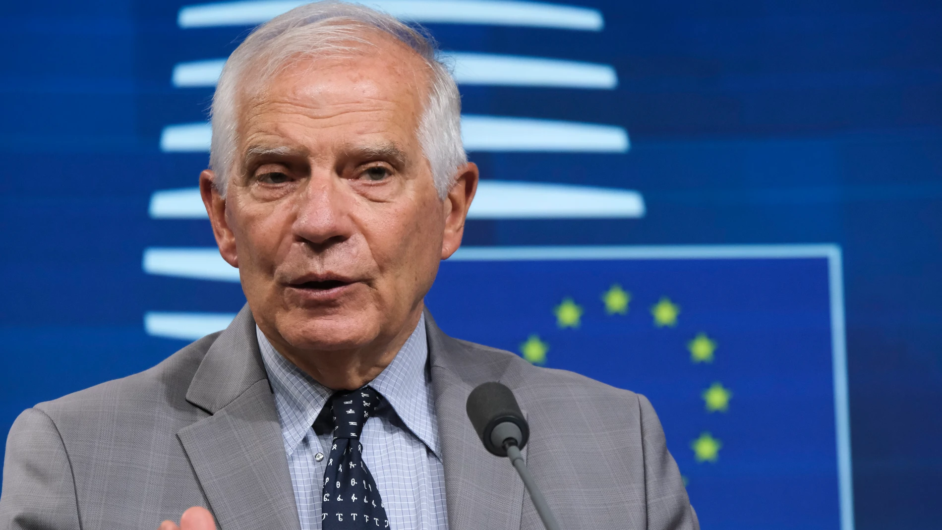 El alto representante para la Unión Europea, Josep Borrell Fontelles, comparece ante los medios tras la reunión con los ministros de Exteriores comunitarios