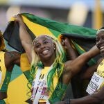 Shelly-Ann Fraser-Pryce, en el centro, con la medalla de oro, Shericka Jackson, con la plata (derecha) y Elaine Thompson, con el bronce, no dejaron hueco en el podio para nadie que no fuera jamaicana