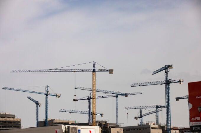 Venta y construcción de viviendas unifamiliares y pisos en el barrio del Canaveral en Madrid.