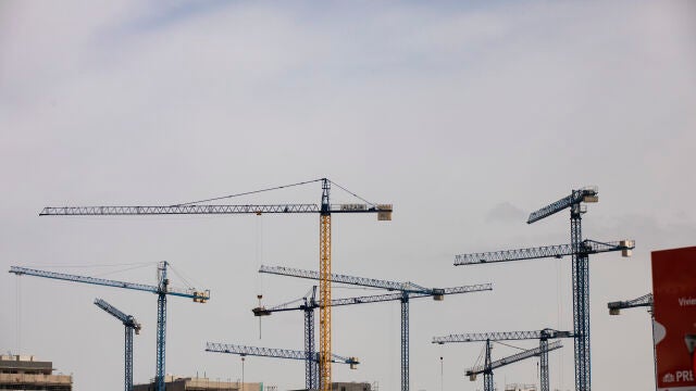 Venta y construcción de viviendas unifamiliares y pisos en el barrio del Canaveral en Madrid.