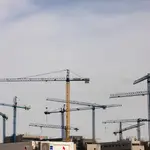 Venta y construcción de viviendas unifamiliares y pisos en el barrio del Canaveral en Madrid.