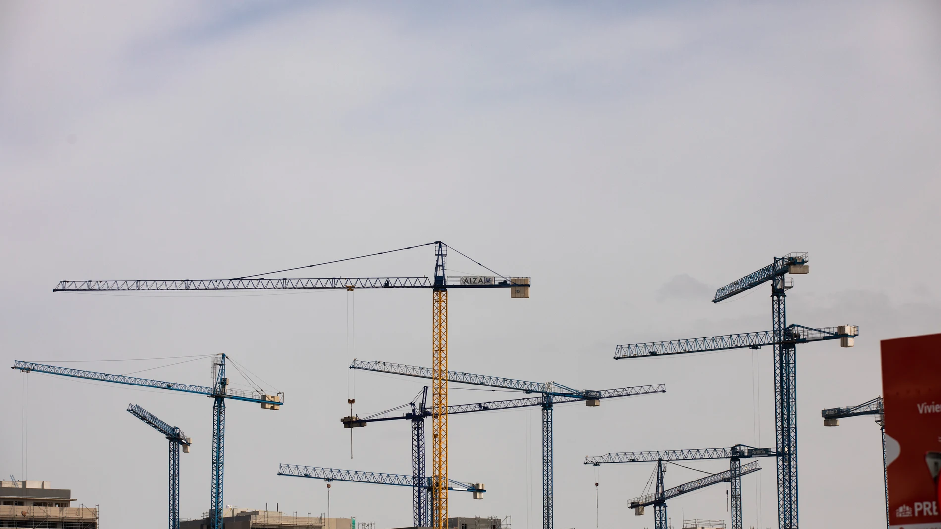 Venta y construcción de viviendas unifamiliares y pisos en el barrio del Canaveral en Madrid.