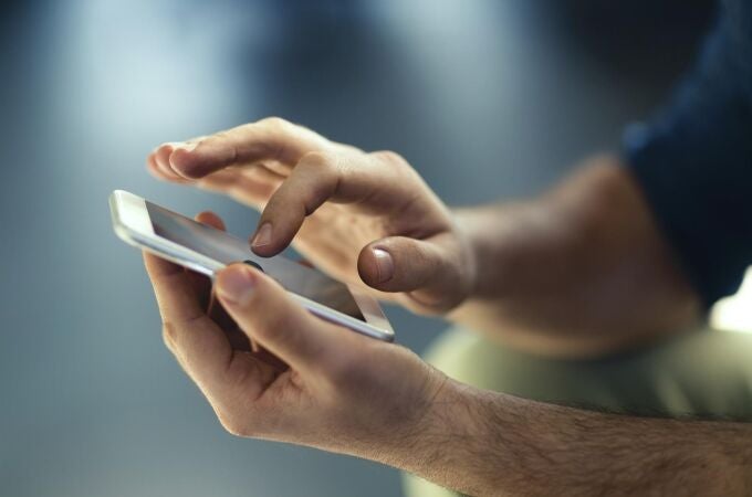 Una persona utiliza su teléfono móvil