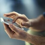 Una persona utiliza su teléfono móvil