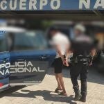 Durante la detención dos policías resultaron heridos, uno de ellos con un dedo fracturado y una brecha en la cabeza