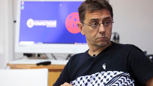 El cofundador de Podemos Juan Carlos Monedero participa en la mesa redonda "Reordenación geopolítica: reinventar la democracia y defender la paz", este martes dentro del curso de verano de Podemos en San Lorenzo de El Escorial (Madrid) . EFE/ Zipi Aragon