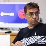 El cofundador de Podemos Juan Carlos Monedero participa en la mesa redonda "Reordenación geopolítica: reinventar la democracia y defender la paz", este martes dentro del curso de verano de Podemos en San Lorenzo de El Escorial (Madrid) . EFE/ Zipi Aragon