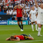 Las jugadoras de la selección española Patri Guijarro (i) e Irene Paredes (en el suelo) se lamentan tras una ocasión fallada ante Inglaterra, durante el partido de cuartos de final de la Eurocopa 2022 que se disputa este miércoles en el Amex Stadium de Brighton. EFE/Miguel Toña