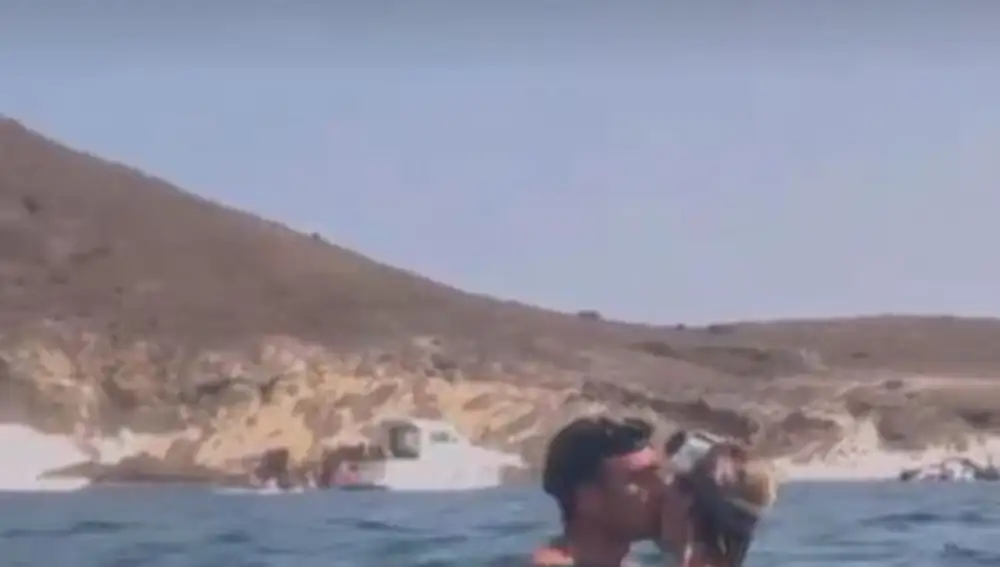 Enrique Ponce y Ana Soria, pasión en alta mar