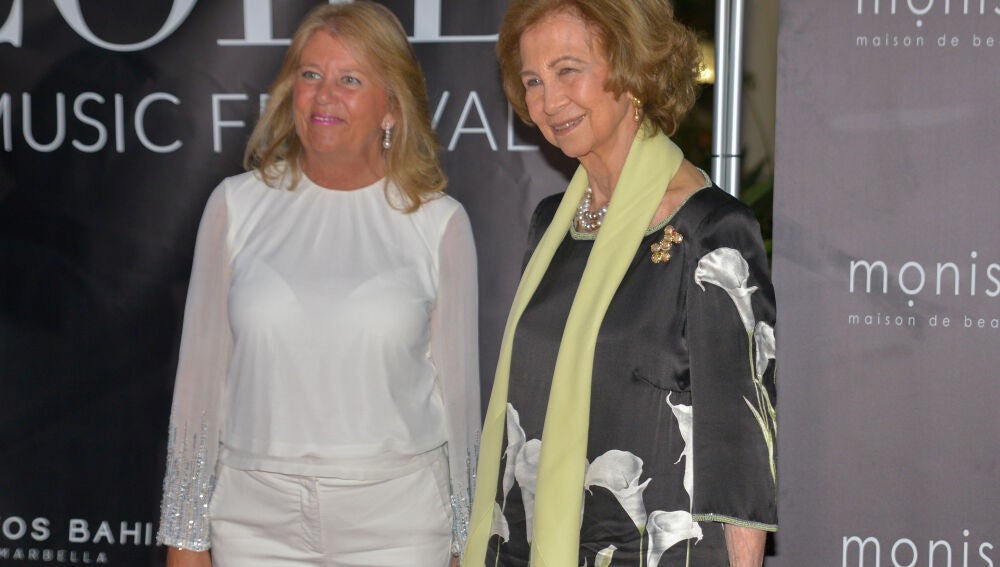 La reina Sofía posa con la alcaldesa de Marbella, Ángeles Muñoz. EFE/Antonio Paz