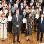 (I-D) La Ministra de Educación, Pilar Alegría, el Rey Felipe, la Reina Letizia y el presidente de la Fundación 'la Caixa', Isidro Fainé, posan con los galardonados tras la entrega de las 120 becas de posgrado en el extranjero de la Fundación “la Caixa” celebrada en CaixaForum, a 20 de julio de 2022, en Madrid