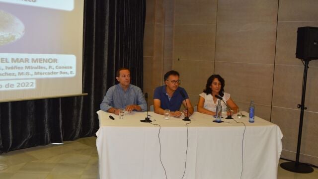 De izquierda a derecha: Pedro Fernández, Doctor Ingeniero Agrónomo, junto con José Luis Angosto, Ingeniero Técnico Agrícola, y María Gloria Lara, Ingeniero Técnico Agrícola