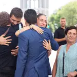 Abogados de las víctimas celebran el acuerdo en una concentración de apoyo a las víctimas del amianto de Metro de Madrid, en los Juzgados de Plaza de Castilla