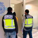 Dos agentes conducen a un arrestado a dependencias policiales, en foto de archivo. POLICÍA NACIONAL