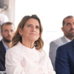 La vicepresidenta tercera del Gobierno y ministra para la Transición Ecológica y el Reto Demográfico, Teresa Ribera, durante el bautizo de la plataforma eólica marina flotante DemoSATH en Punta Sollana, a 20 de julio de 2022, en Bilbao, País Vasco (España). Se trata de una plataforma que abarca 2.000 metros cuadrados, 30 metros de manga y 68 metros de eslora sobre la que se va a instalar el primer aerogenerador flotante conectado a la red eléctrica española. El proyecto ha conseguido prefabricar las piezas, ensamblarlas para formar tanto la plataforma como el aerogenerador con el que se espera sortear el problema de los fondos marinos de Euskadi y poder instalar parques de eólica offshore en la comunidad autónoma.20 JULIO 2022;BILBAO;TERESA RIVERA;PLATAFORMA MARINA FLOTANTEH.Bilbao / Europa Press20/07/2022