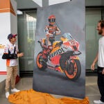 Marc Márquez descubre la pintura que le ha hecho Repsol por su décimo aniversario en MotoGP