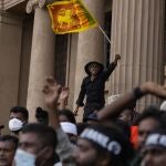 Manifestantes salieron de nuevo a la calle para pedir la dimisión del presidente electo Ranil Wickremesinghe ayer en Colombo