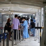 Personas esperan en Seúl para hacerse una prueba de coronavirus