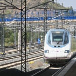 Tren AVE llegando a la estación de Burgos