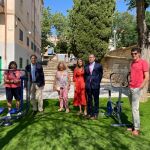 Carlos García Carbayo junto con vecinos de Salamanca en la renovada Plaza de Torneros