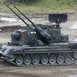 El Gepard alemán va armado con dos cañones automáticos Oerlikon KDA, de 35mm, cuyo sector de tiro vertical oscila entre los 85º y los -5º