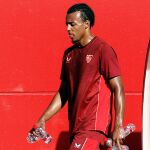 GRAFAND1837. SEVILLA, 21/07/2022.-El central francés Jules Koundé ha hecho trabajo específico al margen del grupo y se ha dejado ver mientras se ultima su salida del club rumbo al Chelsea inglés, durante el entrenamiento realizado por el equipo sevillista de Julen Lopetegui este jueves antes de viajar a Lagos (Portugal). EFE/ Raúl Caro.