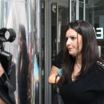 La extrabajadora de prensa de Podemos Gara Santana a su llegada a los juzgados para declarar en el "caso niñera"