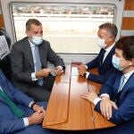 El rey Felipe VI junto a los presidentes del Gobierno, Pedro Sánchez (i); del Senado, Ander Gil (2d),y de la Junta de Castilla y León, Alfonso Fernández Mañueco (d) durante el viaje inaugural de la línea de alta velocidad entre Madrid y Burgos