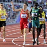 Mariano García celebra su clasificación para las semifinales del 800.