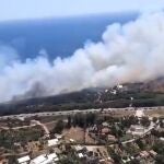 Imagen aérea del incendio de la zona de Valdevaqueros, en Cádiz