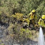 Bomberos forestales del Infoca continúa con su trabajo para dar por extinguido el incendio forestal en la Sierra de Mijas. PLAN INFOCA