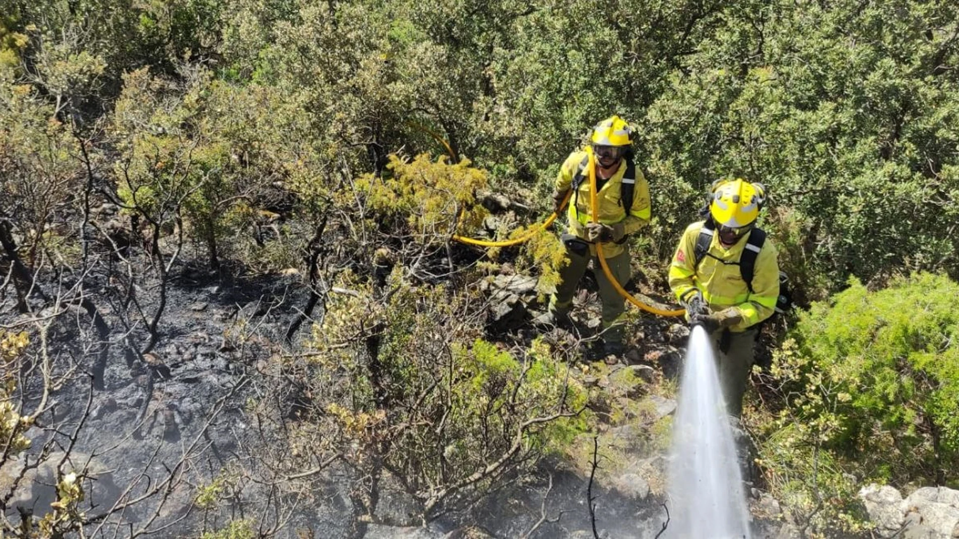 Bomberos forestales del Infoca continúa con su trabajo para dar por extinguido el incendio forestal en la Sierra de Mijas. PLAN INFOCA