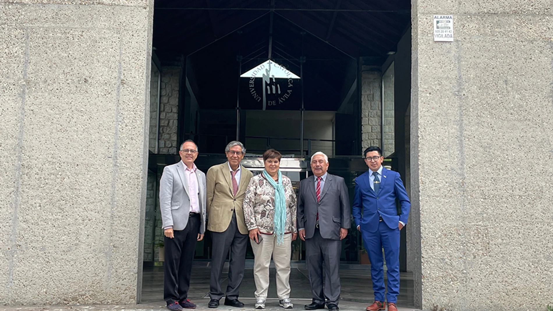 La rectora de la UCAV con representantes de Confecoop de Guatemala