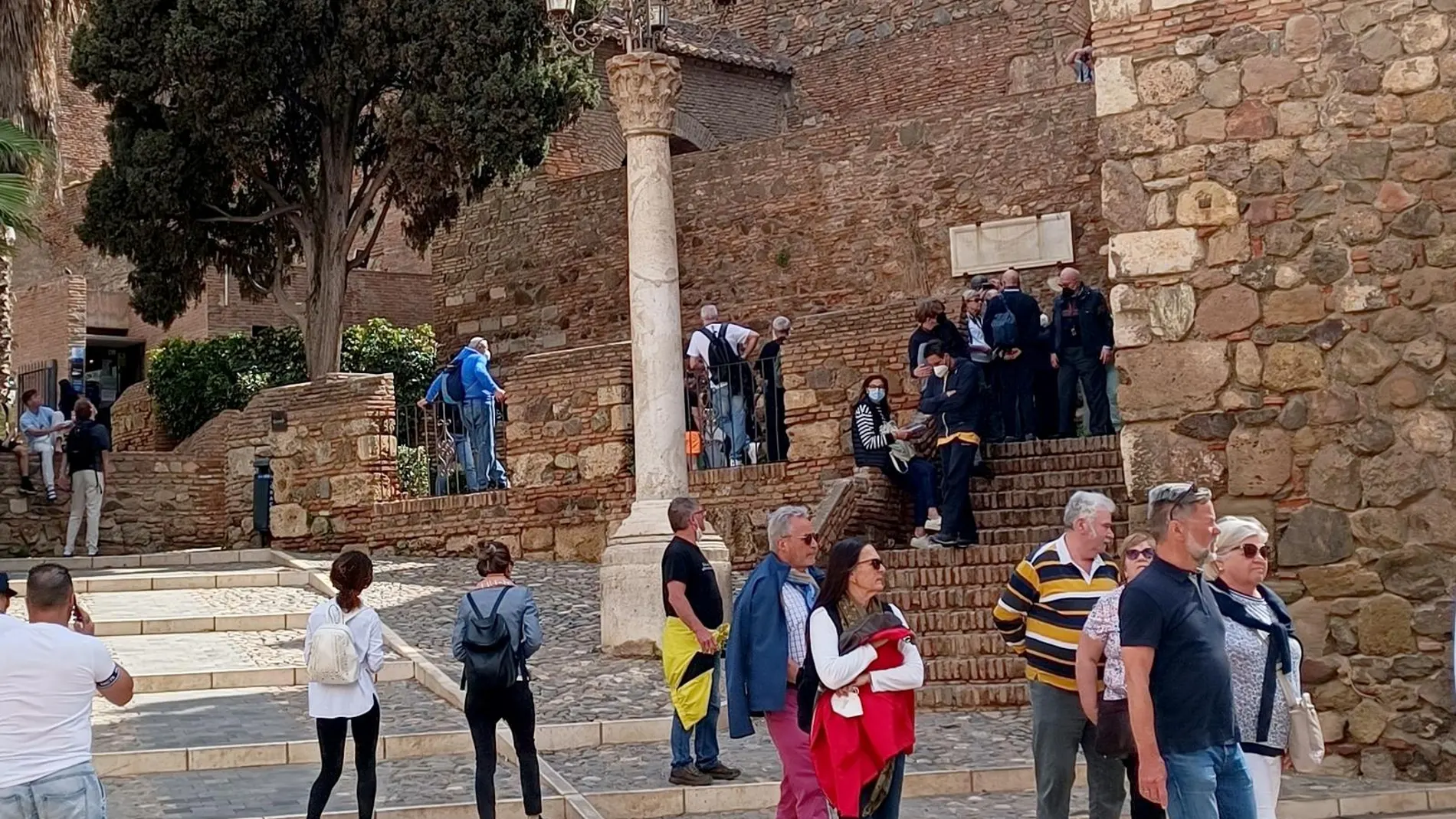 Un grupo de personas haciendo turismo por Andalucía