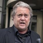 Steve Bannon habla con los medios cuando sale de la corte federal en Washington